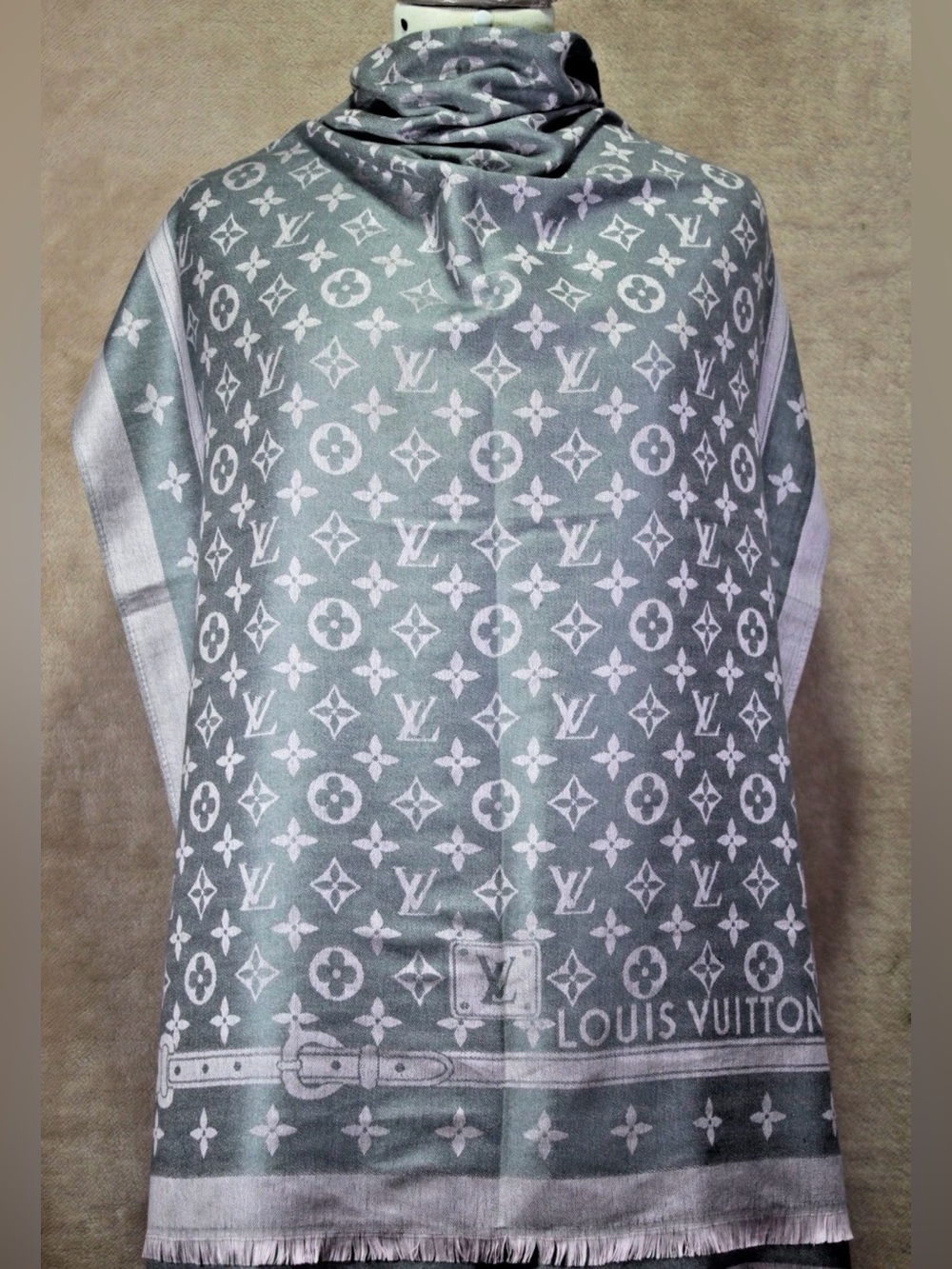 Authentic Louis Vuitton Scarf LV  Shawl Stole 65% Cashmere 35% Silk Gray Used